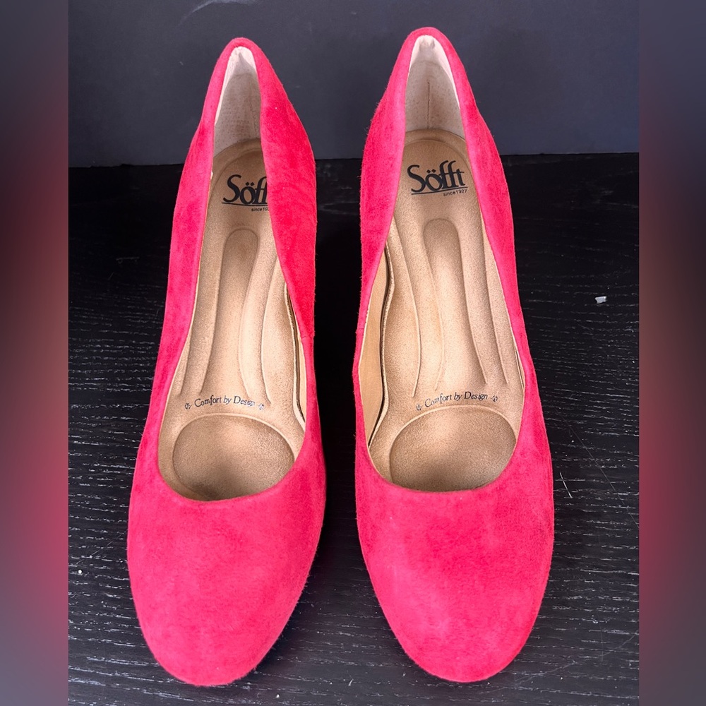 Women’s block heel suede pump. Red size 8.5 Wide